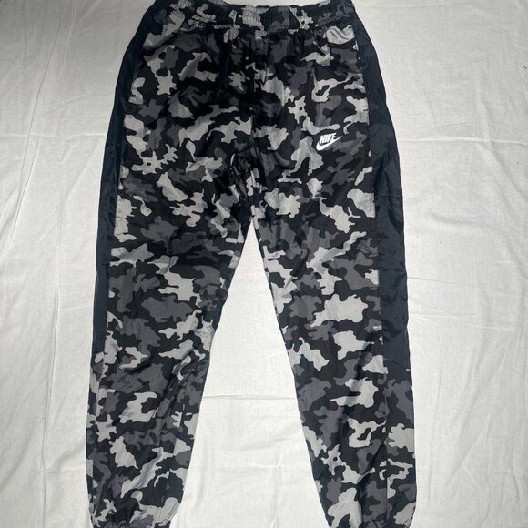 Nike Men’s Medium Cargo Pants Camo Print | Athletic Streetwear - Picture 4 of 9